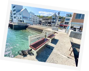写真:海辺にベンチが写っています