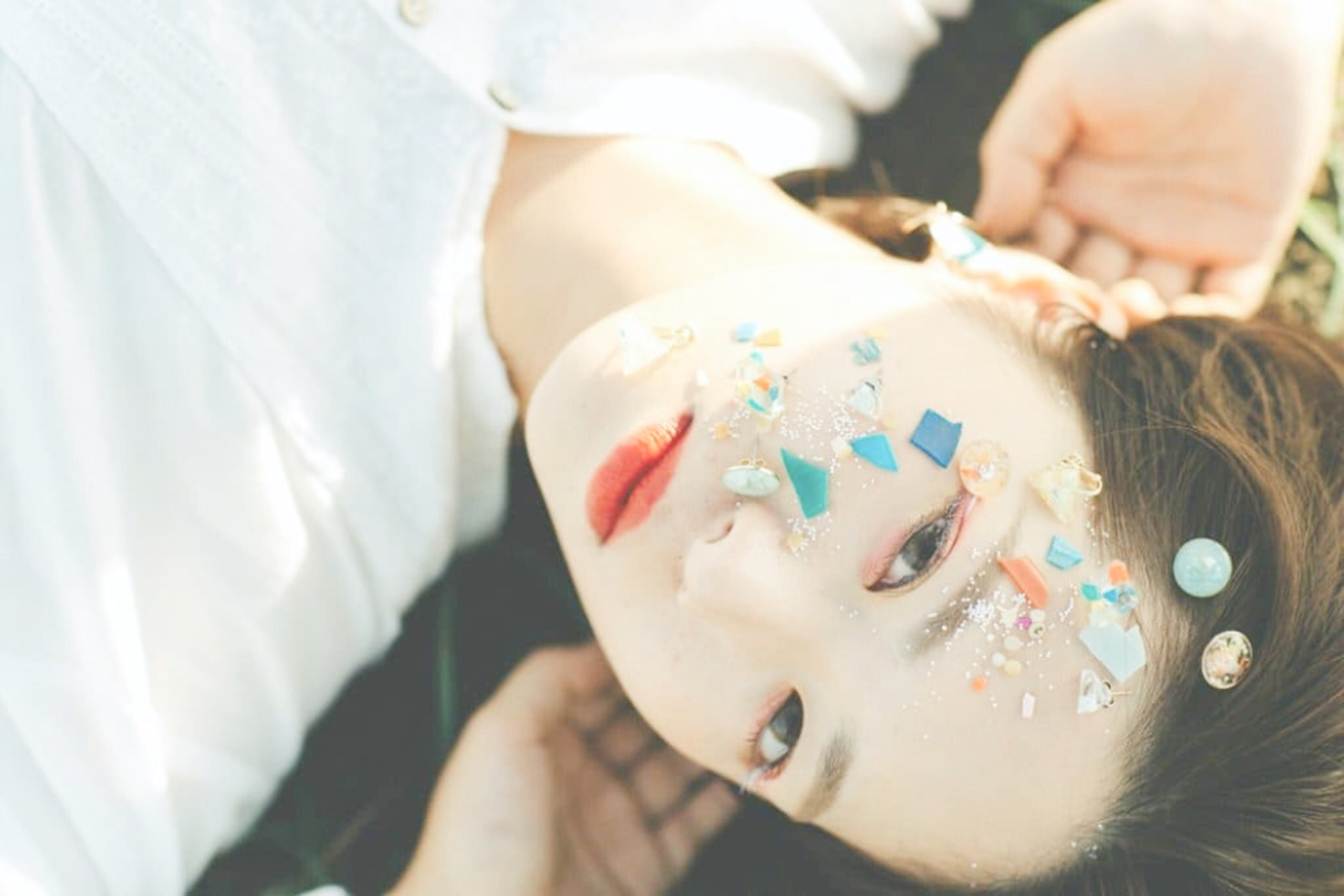 プラスチックを顔にのせたモデルさんの写真